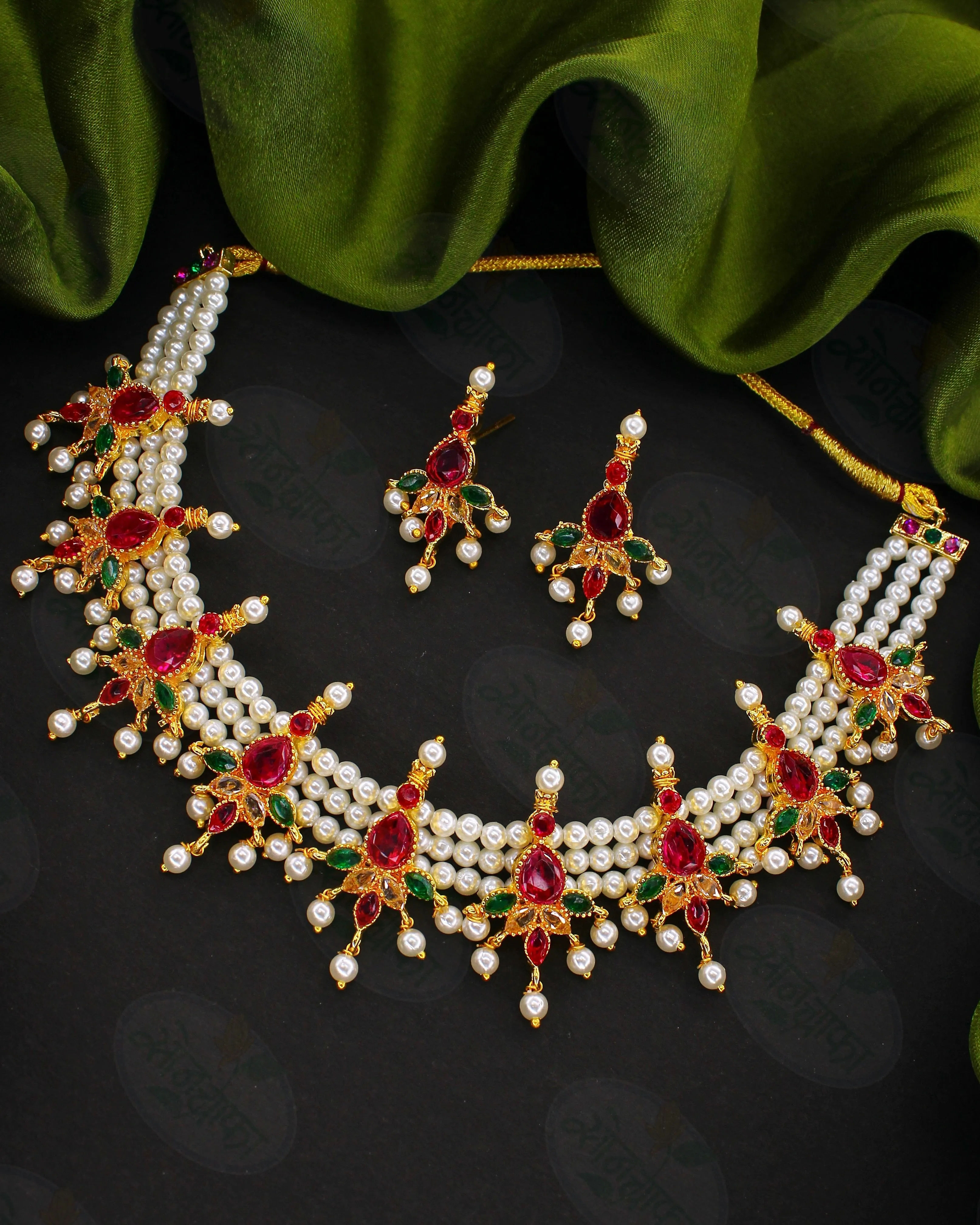 CHIC & DAINTY TEARDROP PEARL NECKLACE