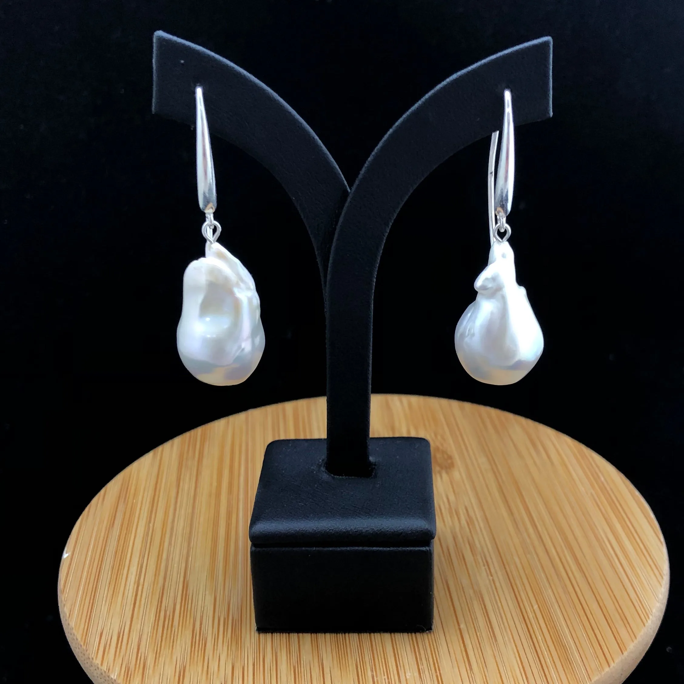 Edison Baroque Pearl Earrings                                 OLE 04