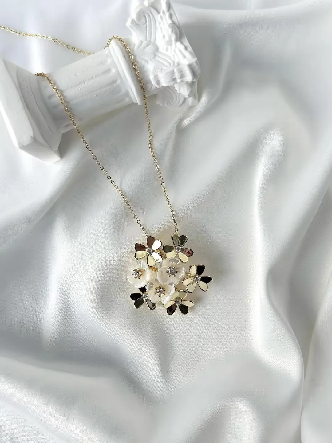 Flower Mother of Pearl and Exquisite Clover Lucky Necklace