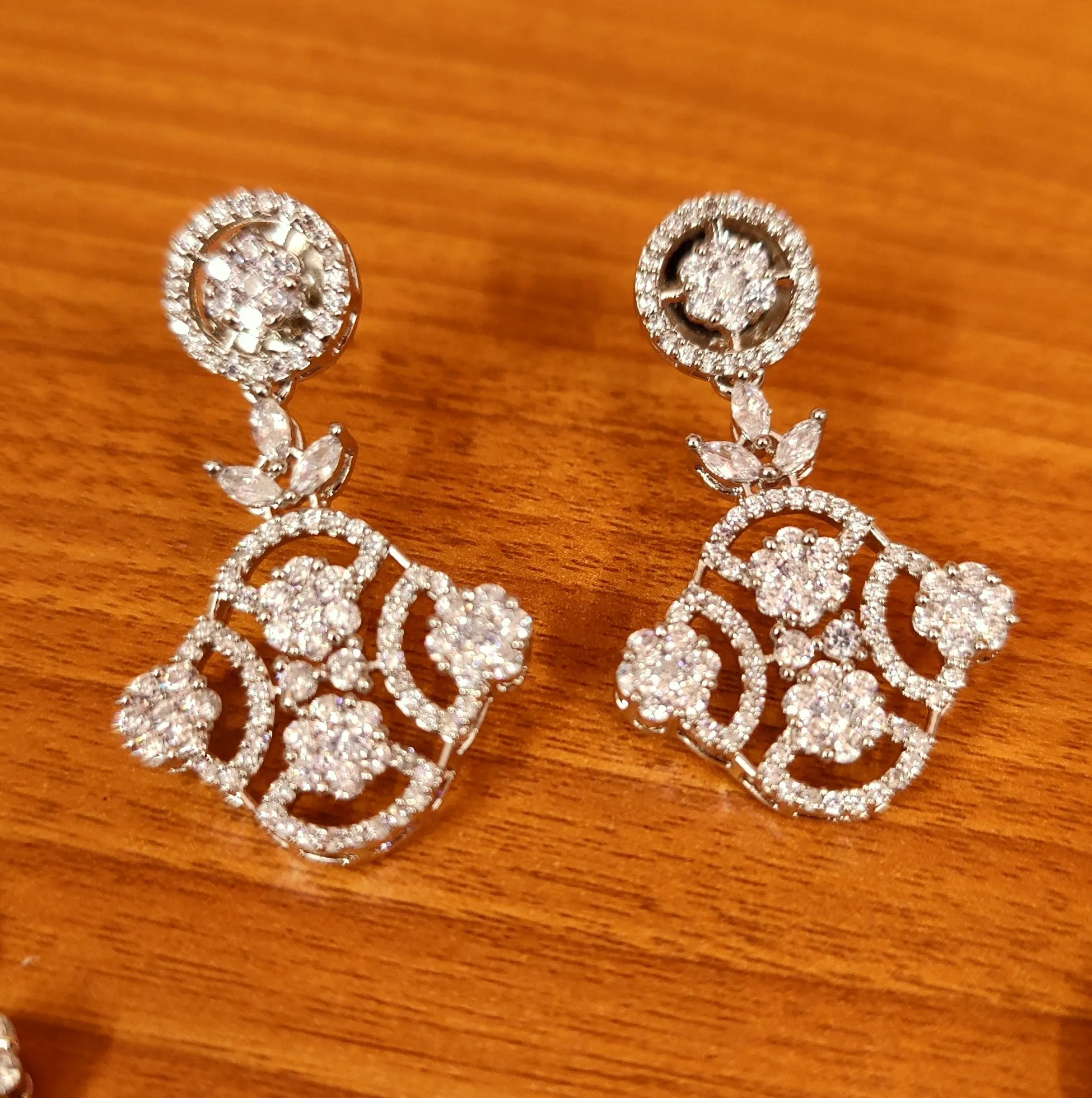 SILVER PLATED CZ STUDDED CLUSTER SETTING NECKLACE SET