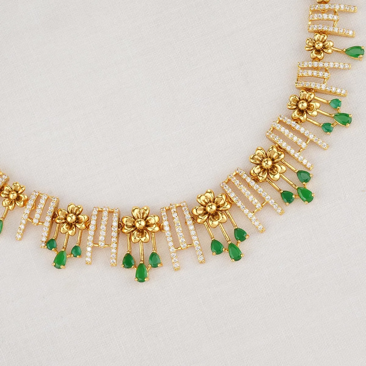 Vithunya Short Necklace Set